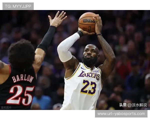 詹姆斯突破暴扣得手，湖人末节领先优势达20分